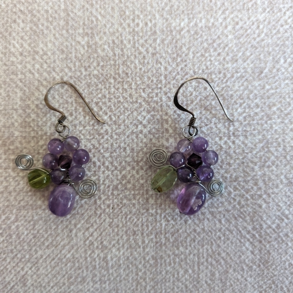 Silvery wire earrings with purple and green beads - Picture 2 of 3